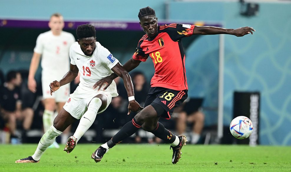 Alphonso Davies von Kanada im Zweikampf mit Amadou Onana von Belgien bei der WM 2022