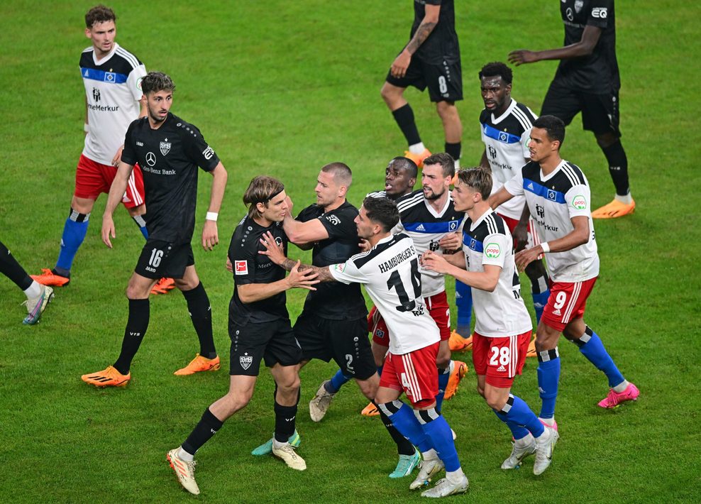 Spieler des HSV und des VfB Stuttgart geraten in der Relegation aneinander
