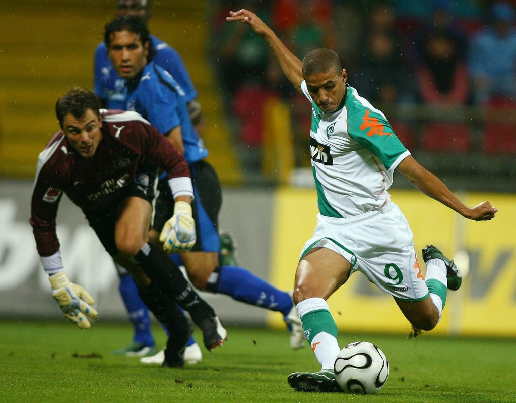Mohamed Zidan erzielt ein Tor für Werder Bremen im Derby