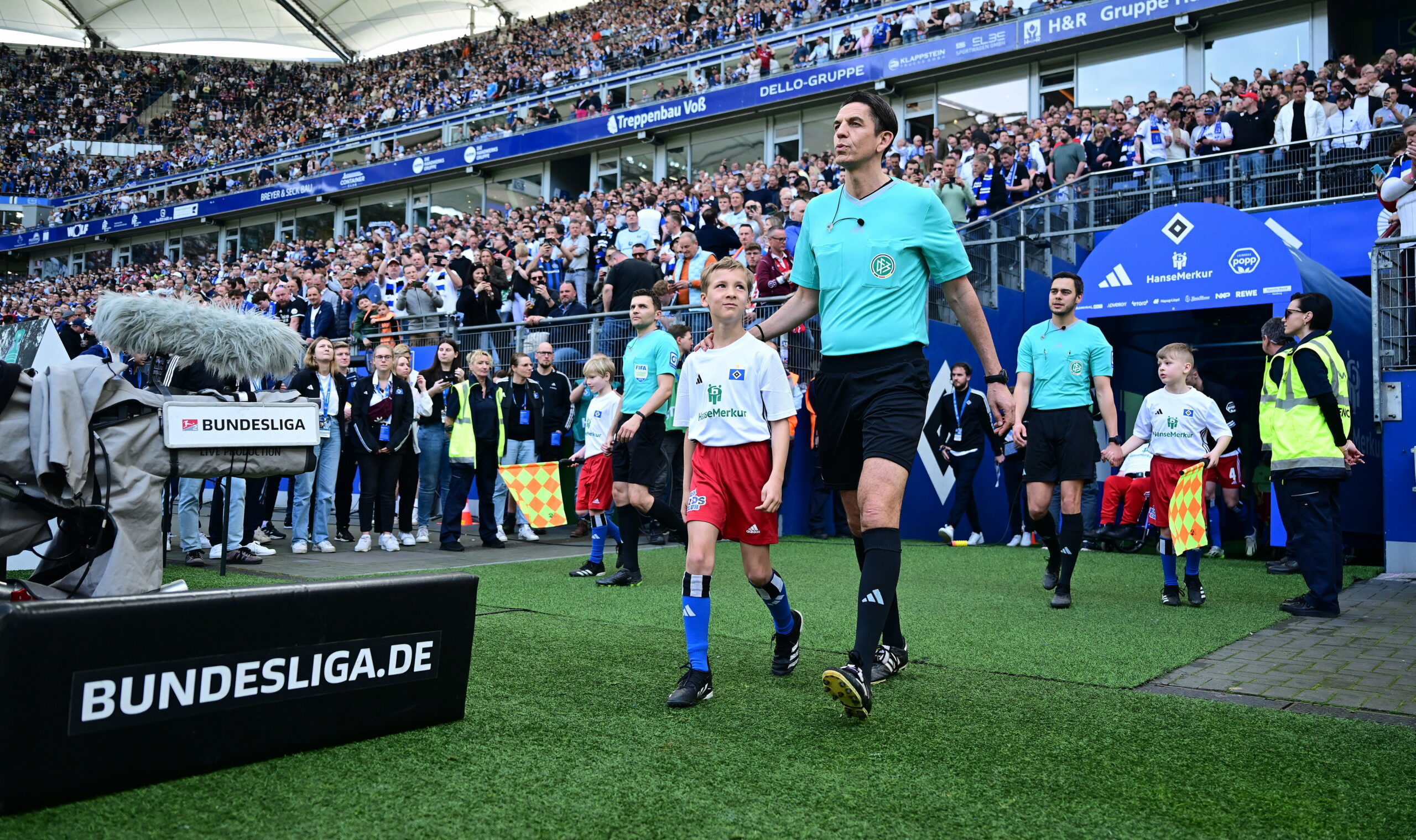 Schiedsrichter Deniz Aytekin beim Einlaufen in das Volksparkstadion.