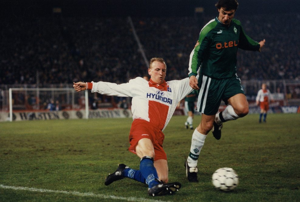 Dirk Weetendorf vom HSV im Zweikampf mit Marco Bode im Derby