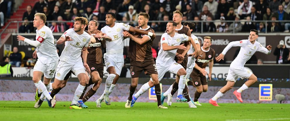Jackson Irvine, Karol Mets und Hauke Wahl im Spiel von St. Pauli gegen Mainz