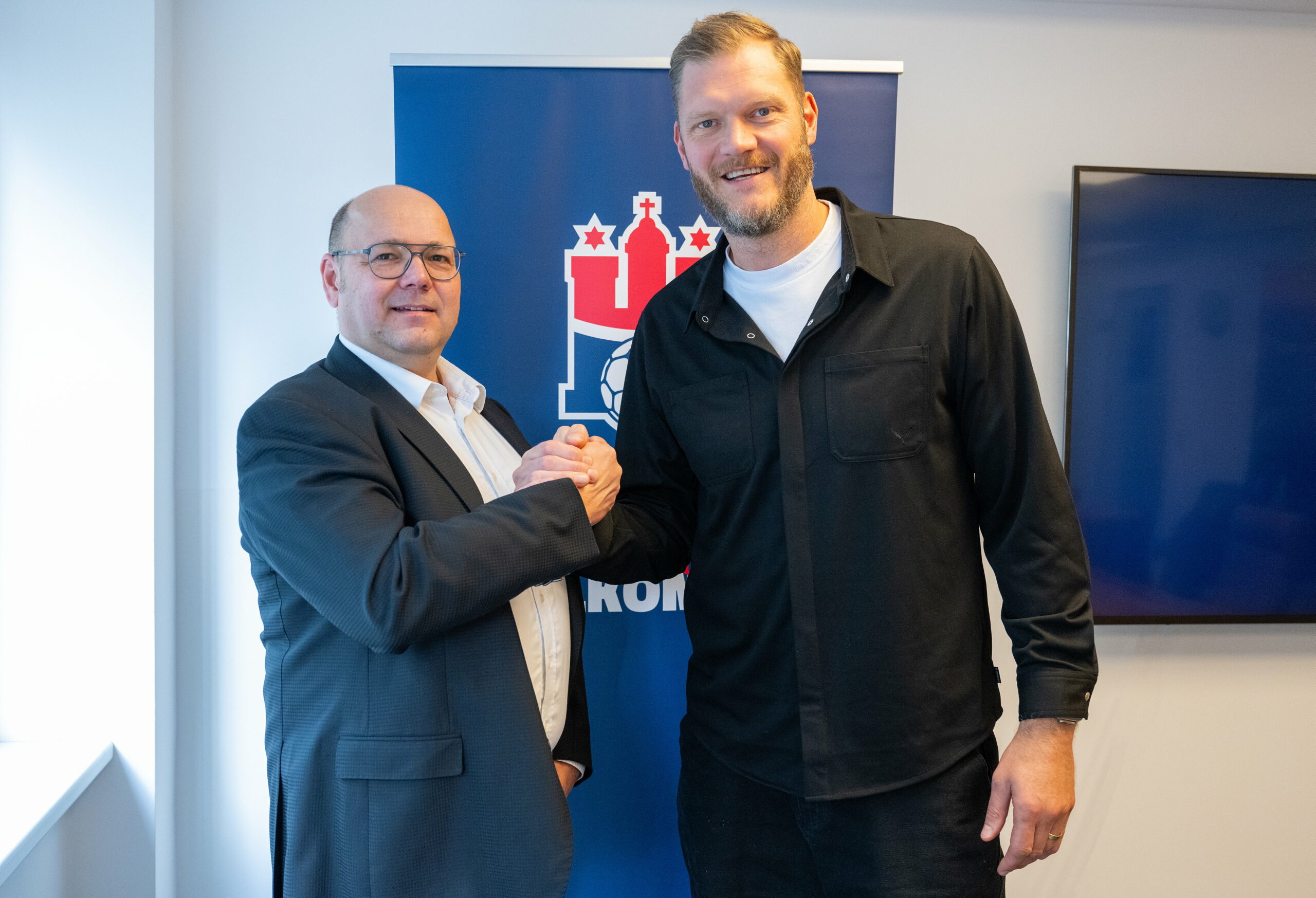 Geschäftsführer Christian Hüneburg und Vizepräsident Johannes Bitter vom HSV Hamburg vor der Lizenz-Vergabe