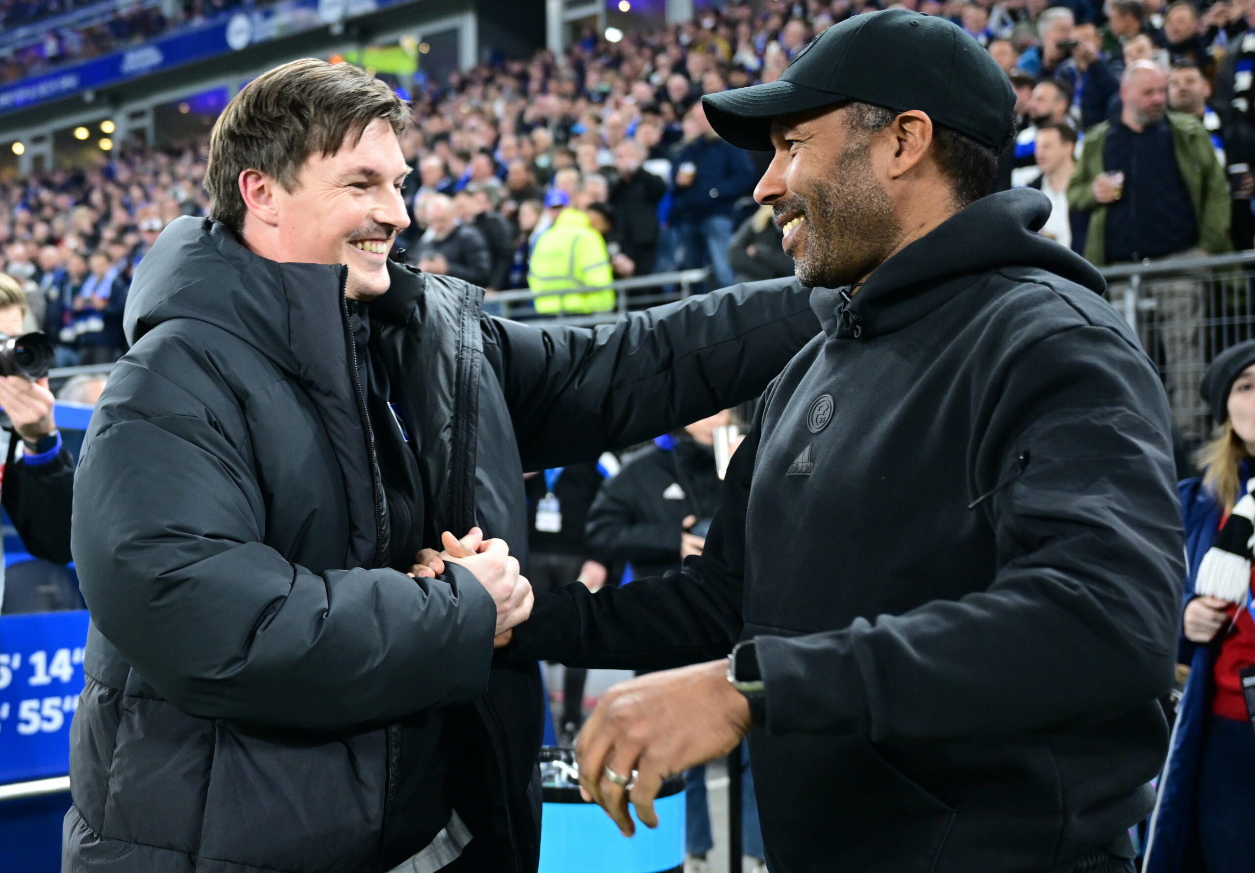 Merlin Polzin vom HSV und Daniel Thioune von Werder Bremen begrüßen sich herzlich im Volksparkstadion