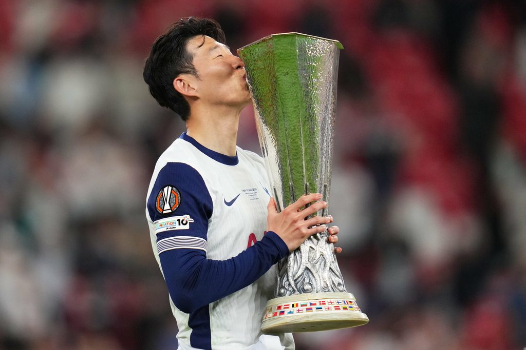 Heung-min Son von Tottenham Hotspur mit dem Europa-League-Pokal
