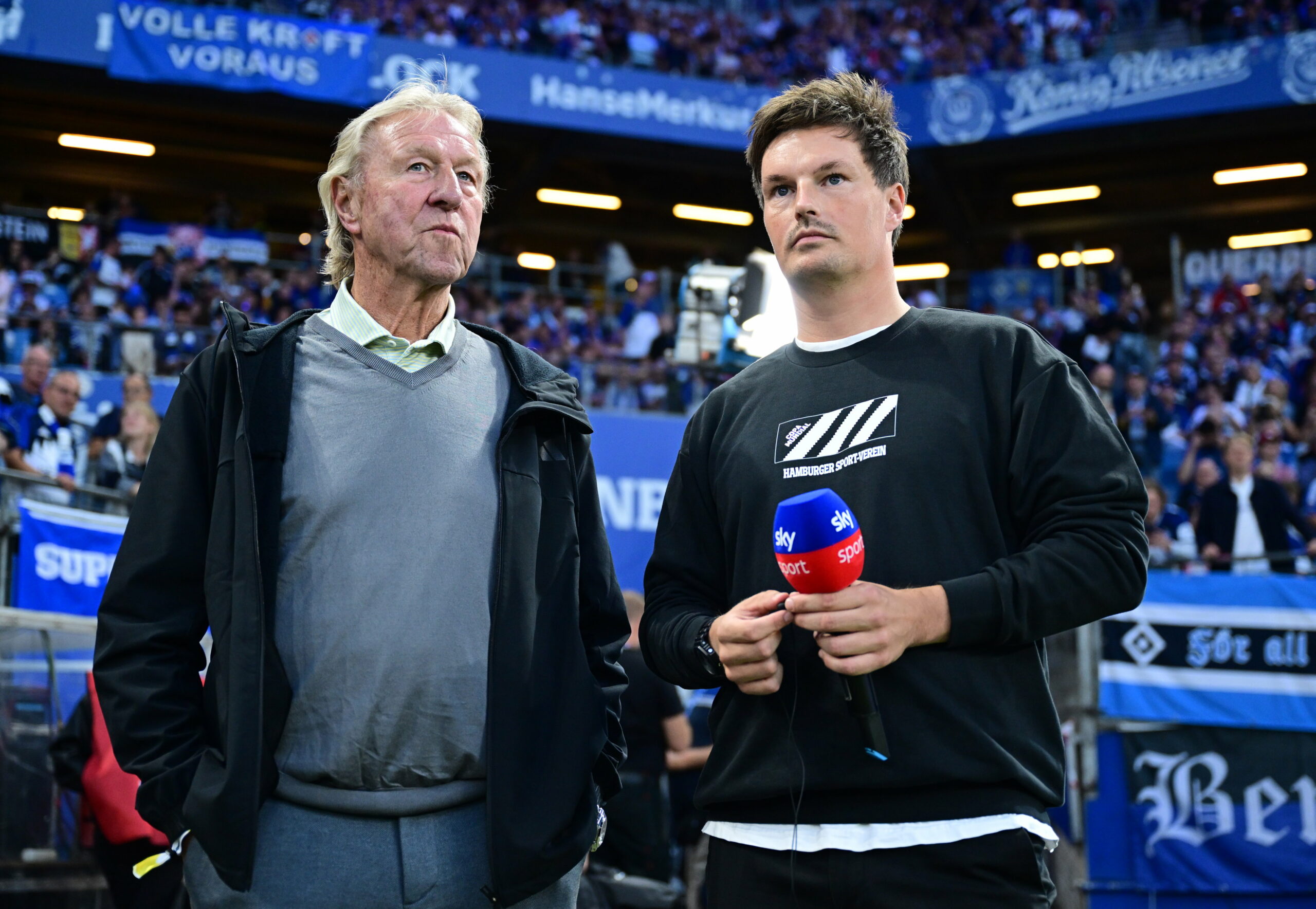 Horst Hrubesch neben HSV-Trainer Merlin Polzin im Volksparkstadion