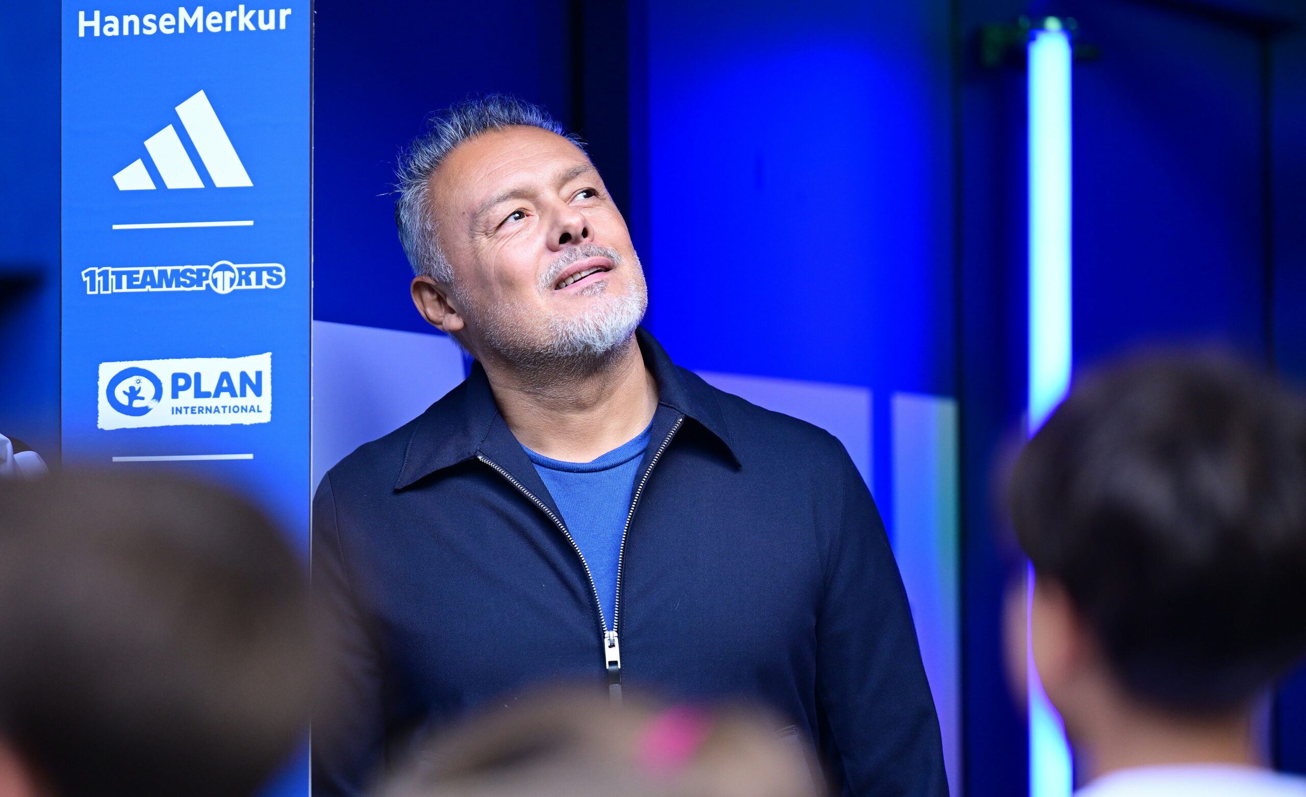 Rodolfo Cardoso schaut am HSV-Spielertunnel stehend nach oben.