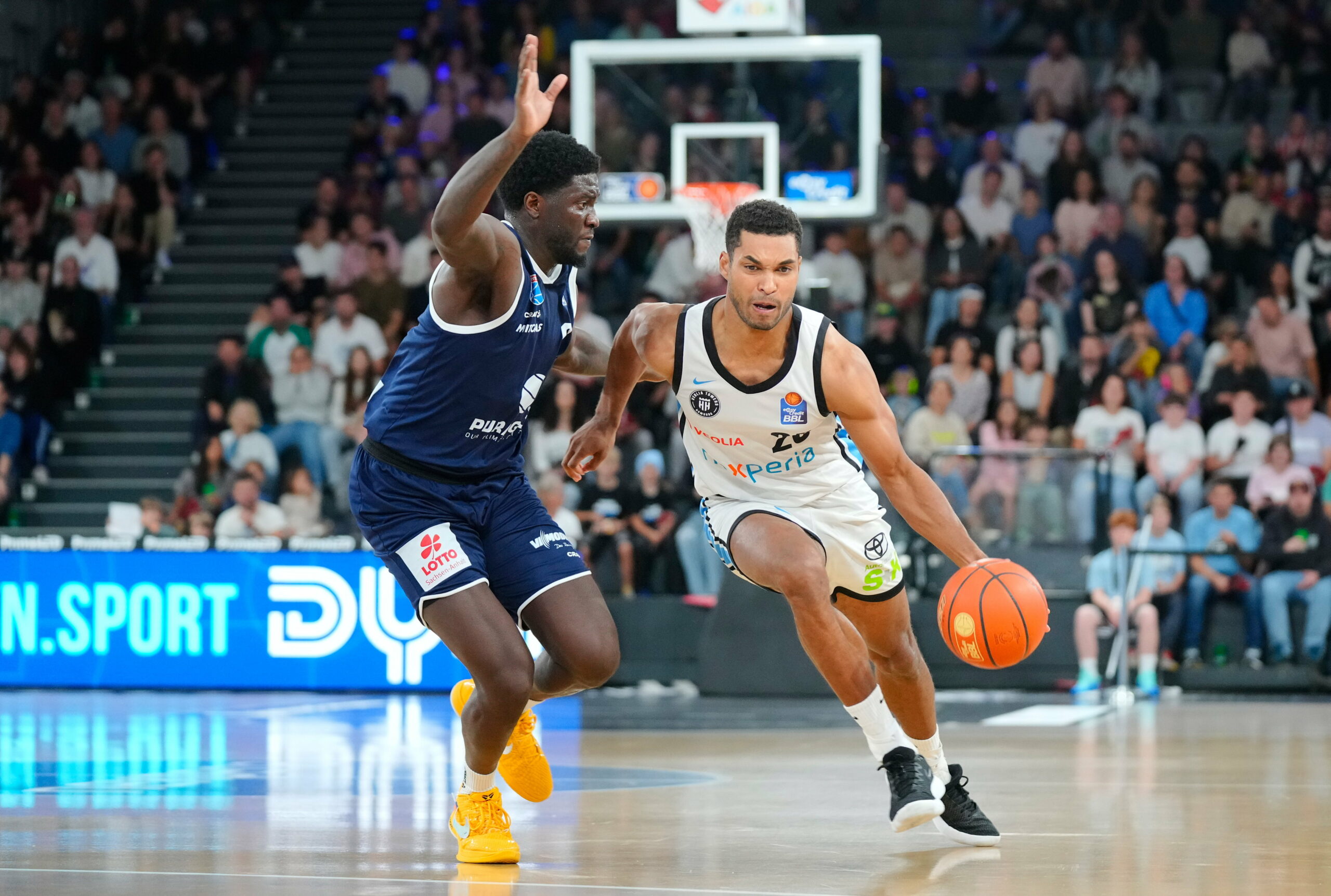 Khyri Thomas im Duell mit Kenneth Ogbe