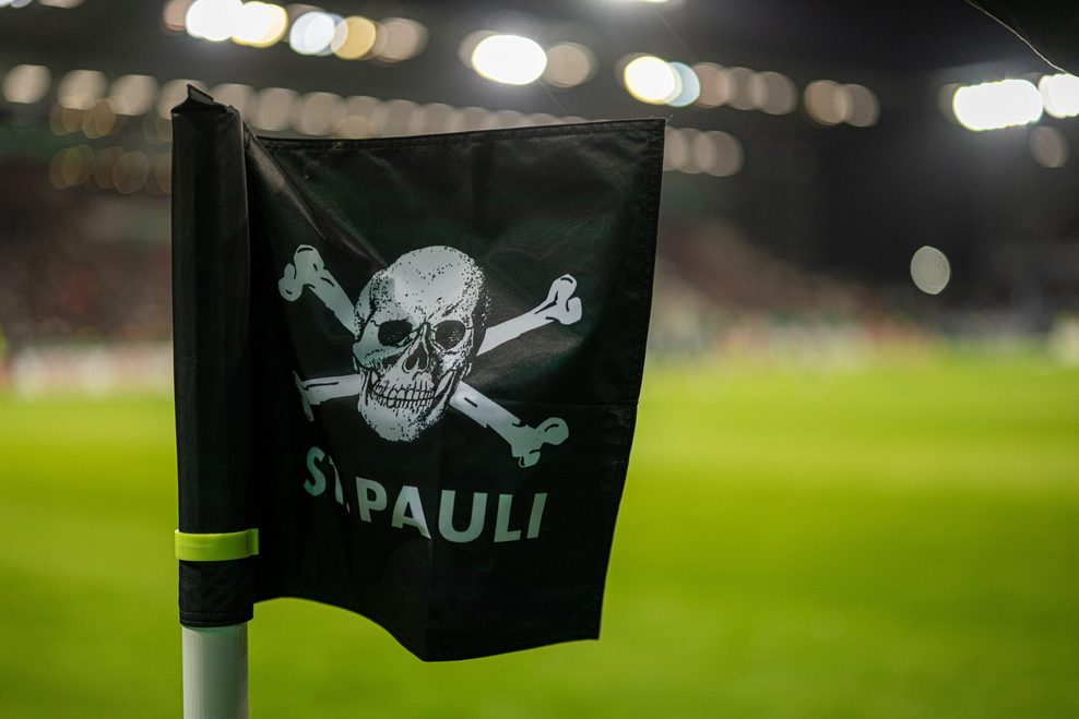 Eckfahne im Millerntor-Stadion mit der Totenkopf-Flagge