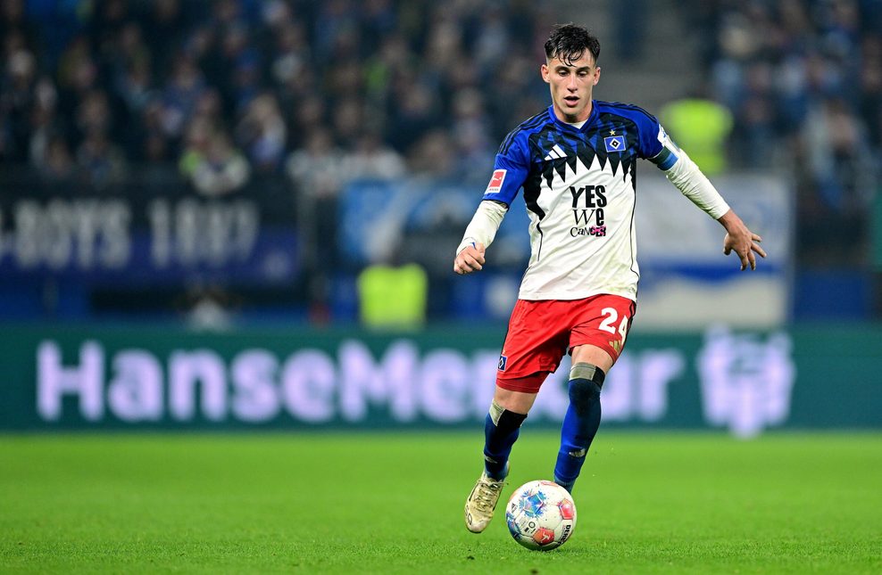 Nicolás Capaldo trägt ein HSV-Sondertrikot mit dem Schriftzug Yeswecan!cer gegen Krebs