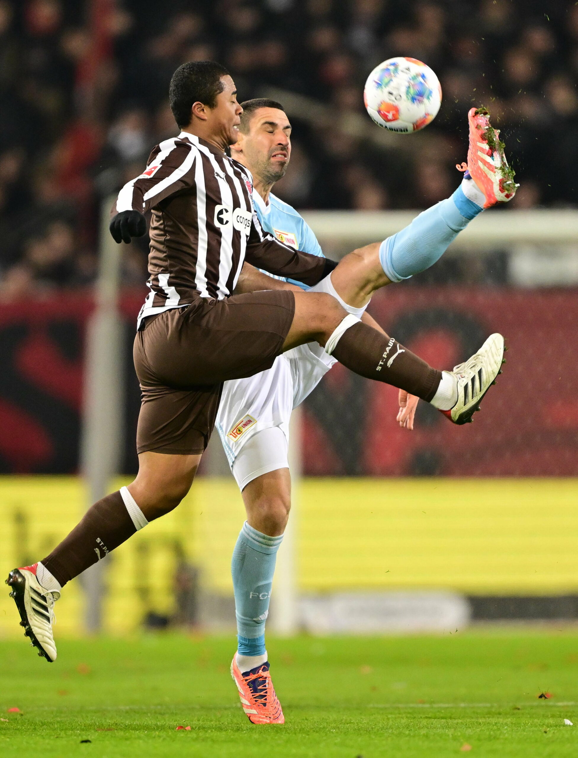 Fujita und Rani Khedira kämpfen mit gestreckten Beinen um den Ball