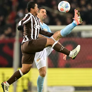 Fujita und Rani Khedira kämpfen mit gestreckten Beinen um den Ball