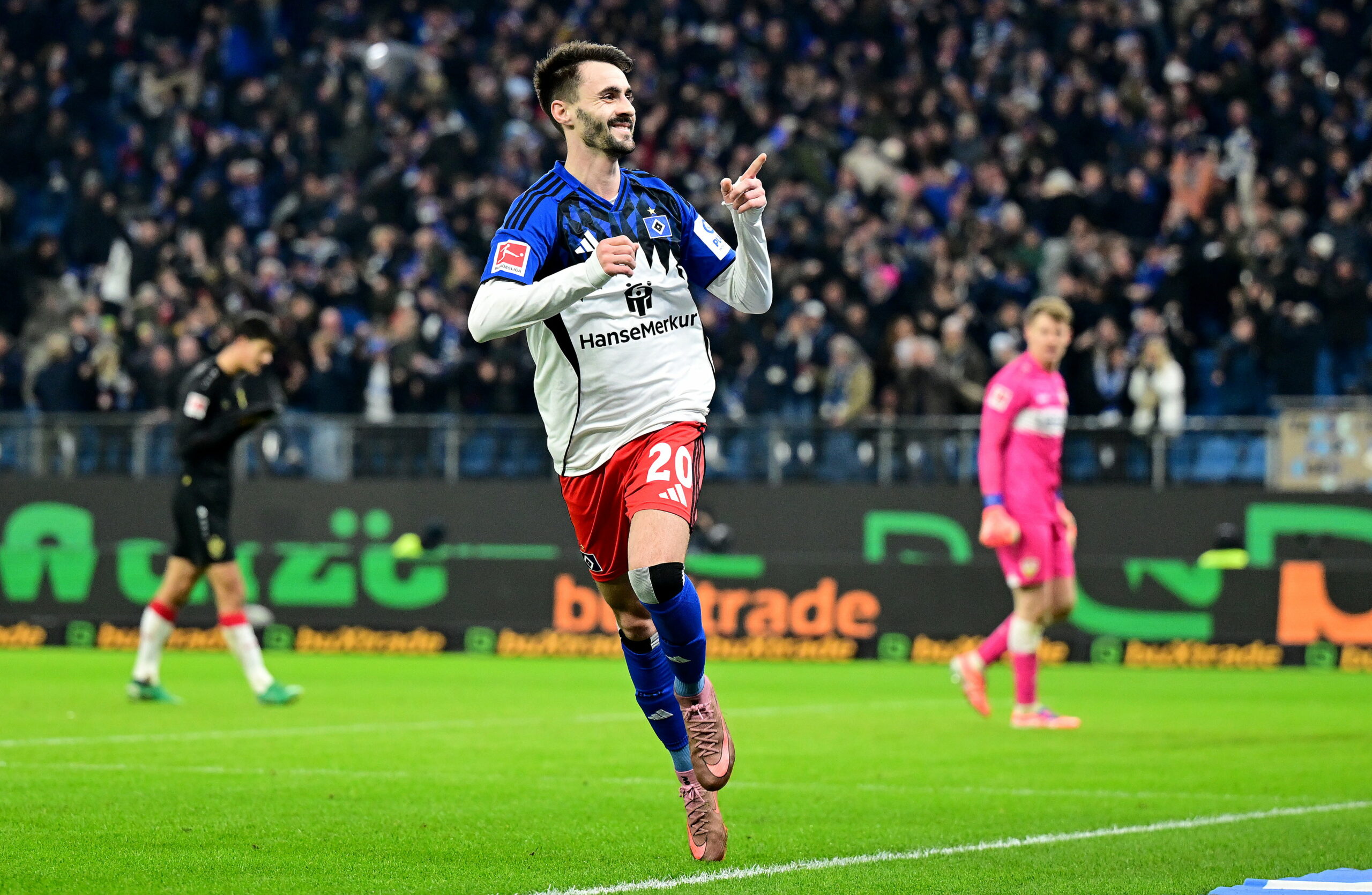 Fábio Vieira streckt den linken Zeigefinger aus und jubelt im Volksparkstadion
