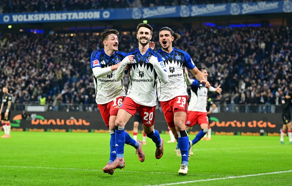 Fabio Vieira vom HSV bejubelt sein Tor gegen den VfB Stuttgart mit Giorgi Gocholeishvili und Guilherme Ramos