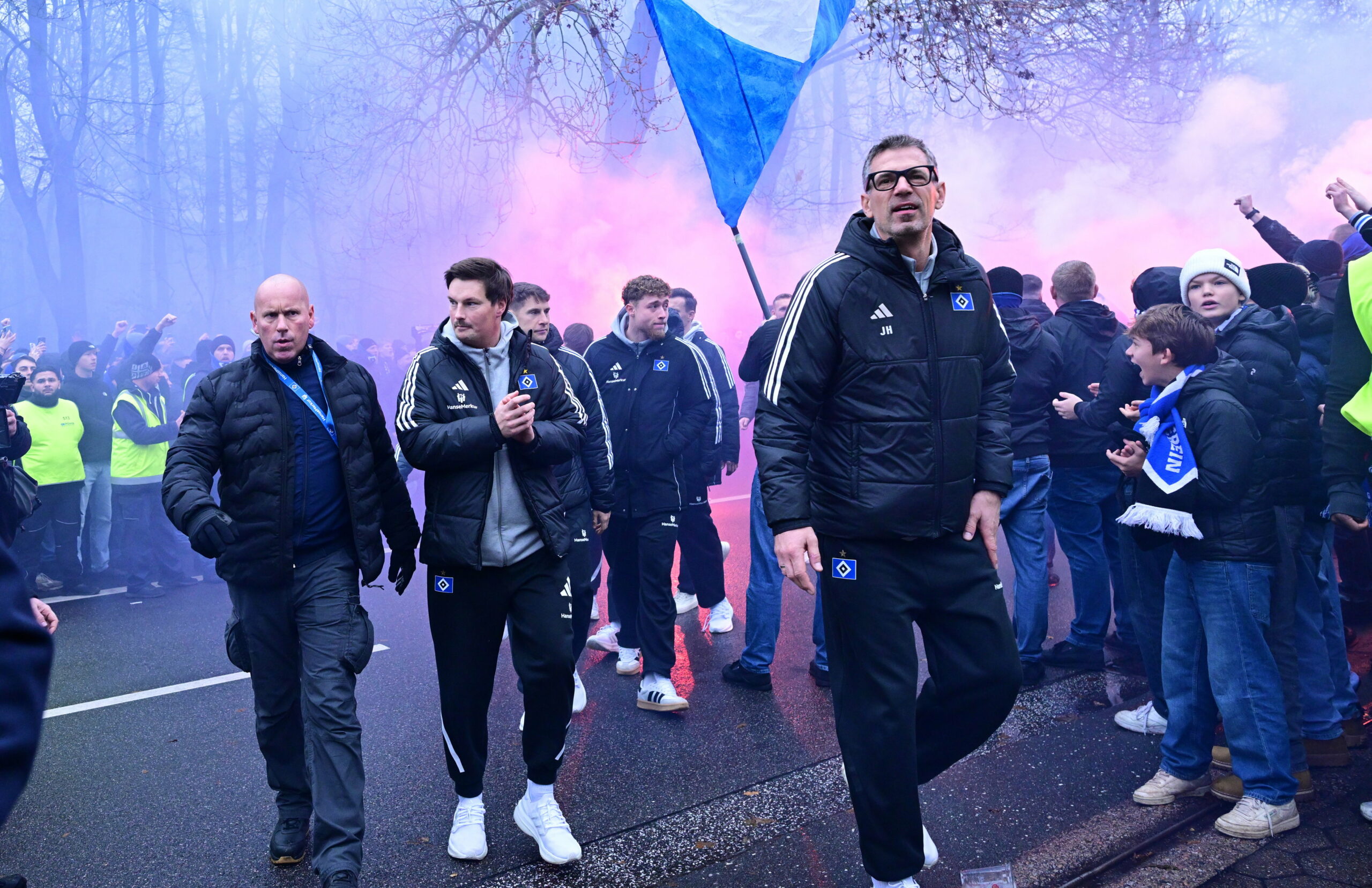 Merlin Polzin beim Fußmarsch an den HSV-Fans vorbei