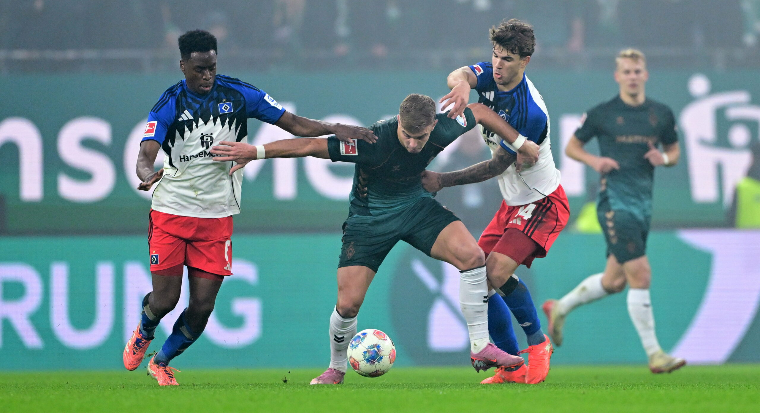 Die HSV-Profis Abert Sambi Lokonga und Luka Vuskovic gegen Bremens Keke Topp