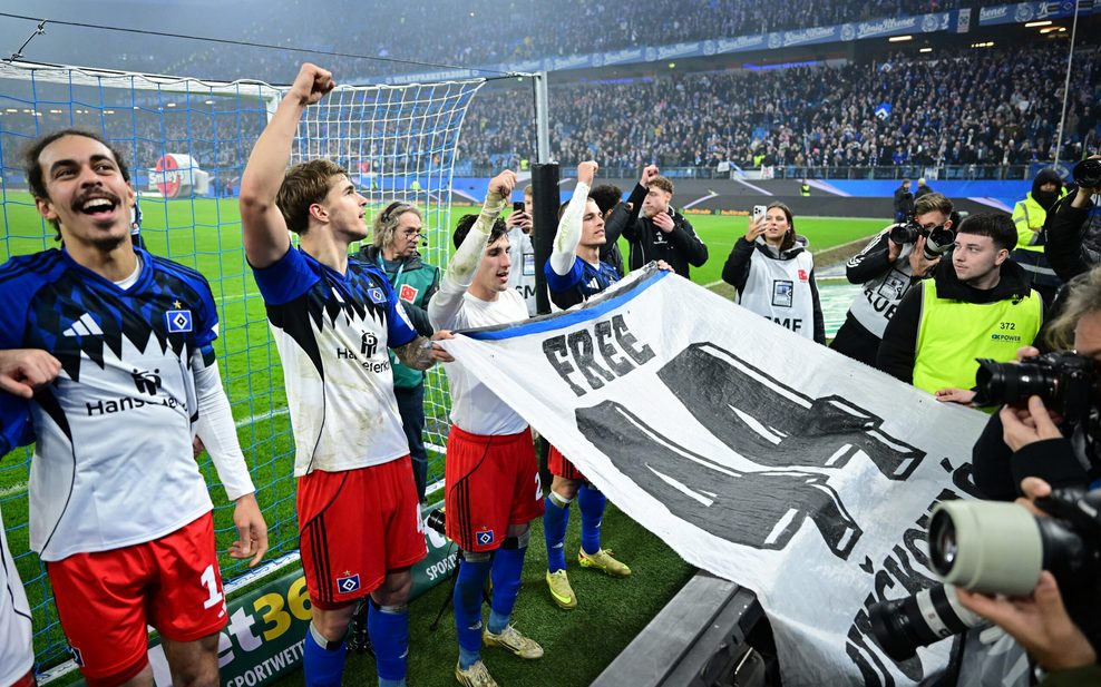 Die HSV-Profis zeigen ein „Free Vuskovic“-Banner vor der Nordtribüne