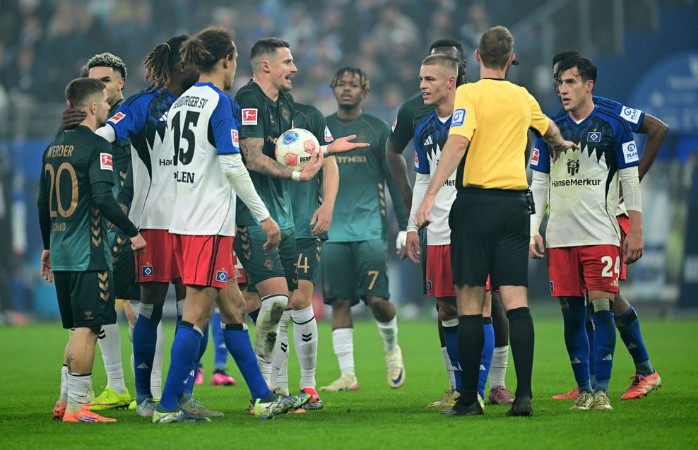 HSV- und Werder-Profis diskutieren beim Derby auf dem Platz