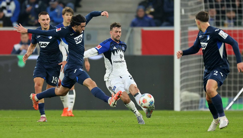 Jonas Meffert vom HSV im Zweikampf mit Leon Avdullahu von Hoffenheim