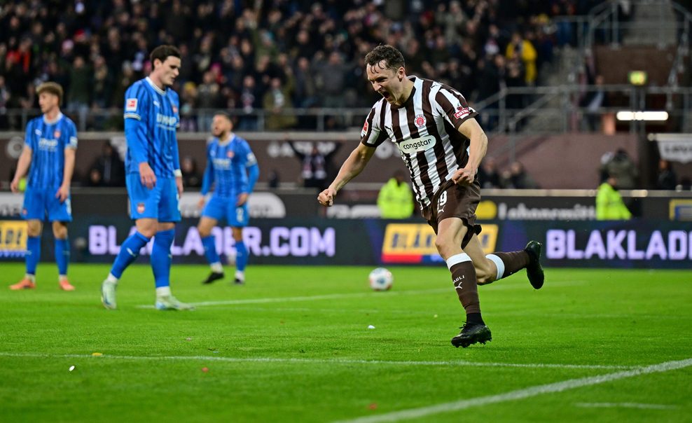 Martijn Kaars bejubelt ein Tor für den FC St. Pauli