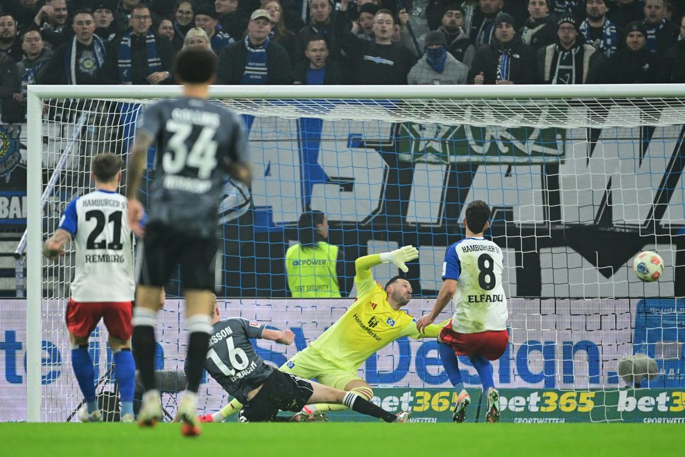 Hugo Larsson von Eintracht Frankfurt erzielt ein Tor gegen HSV-Torwart Daniel Heuer Fernandes