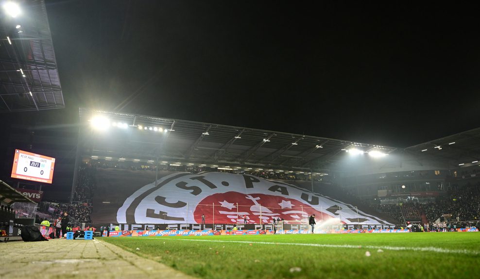St. Pauli-Fans zeigen eine Choreografie bei Flutlicht