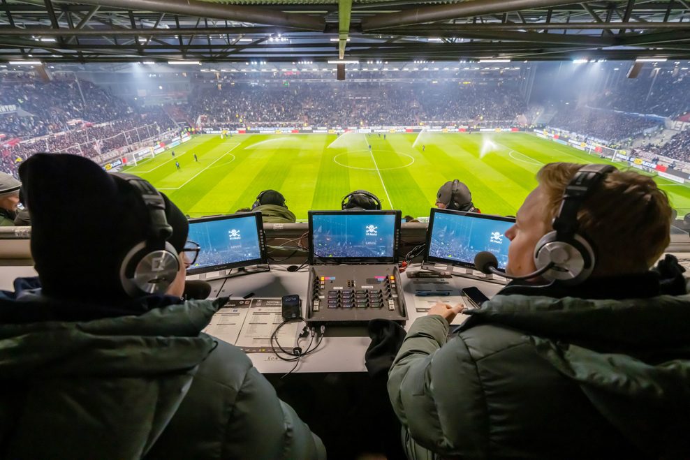 Frank Buschmann und Florian Schmidt-Sommerfeld kommentieren ein St. Pauli-Spiel live im TV bei Sky