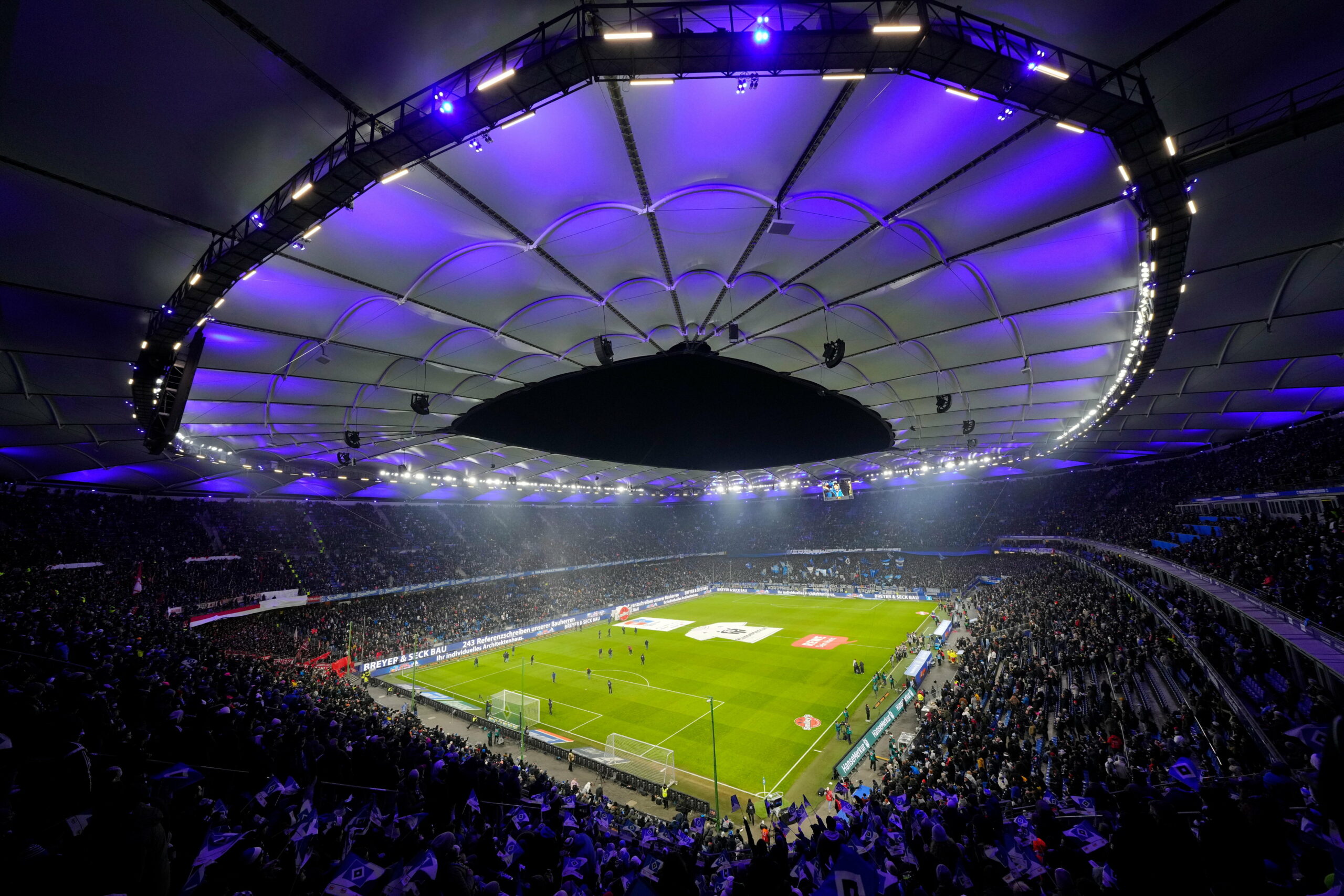 Das komplett gefüllte Volksparkstadion mit Blick von der Südtribüne.