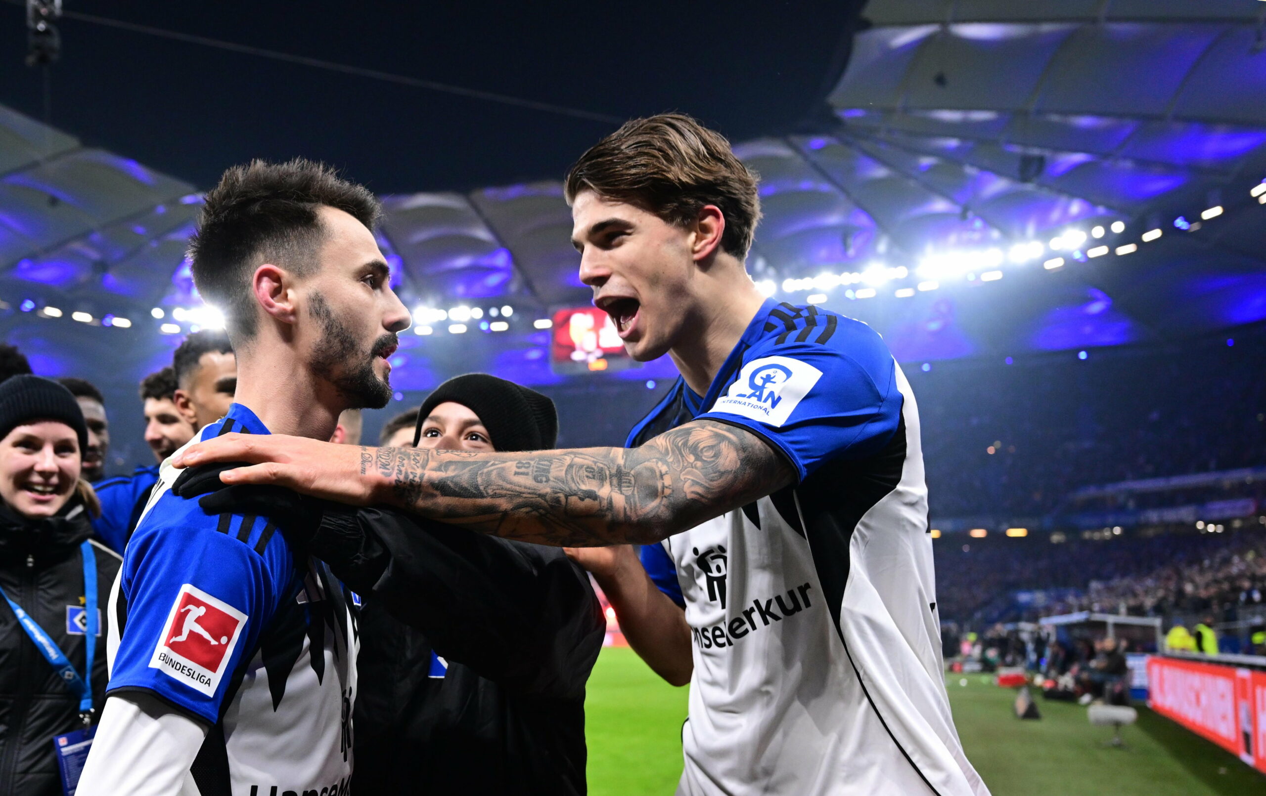 HSV-Profi Luka Vuskovic (r.) beglückwünscht Fábio Vieira nach dessen Tor zum 1:0 gegen die Bayern.