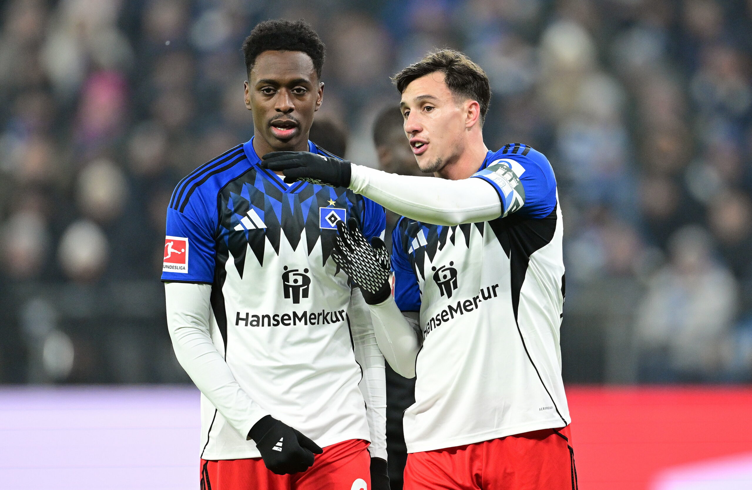 HSV-Profi Nicolas Capaldo spricht während des Spiel mit Albert Sambi Lokonga