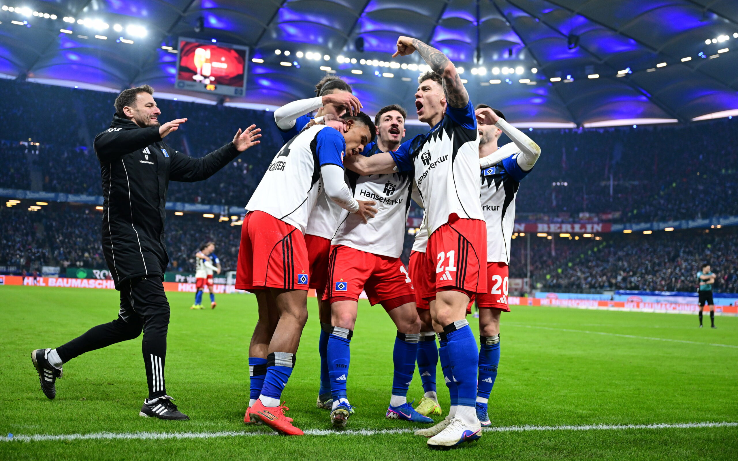 HSV-Profis bejubeln ein Tor im Volksparkstadion
