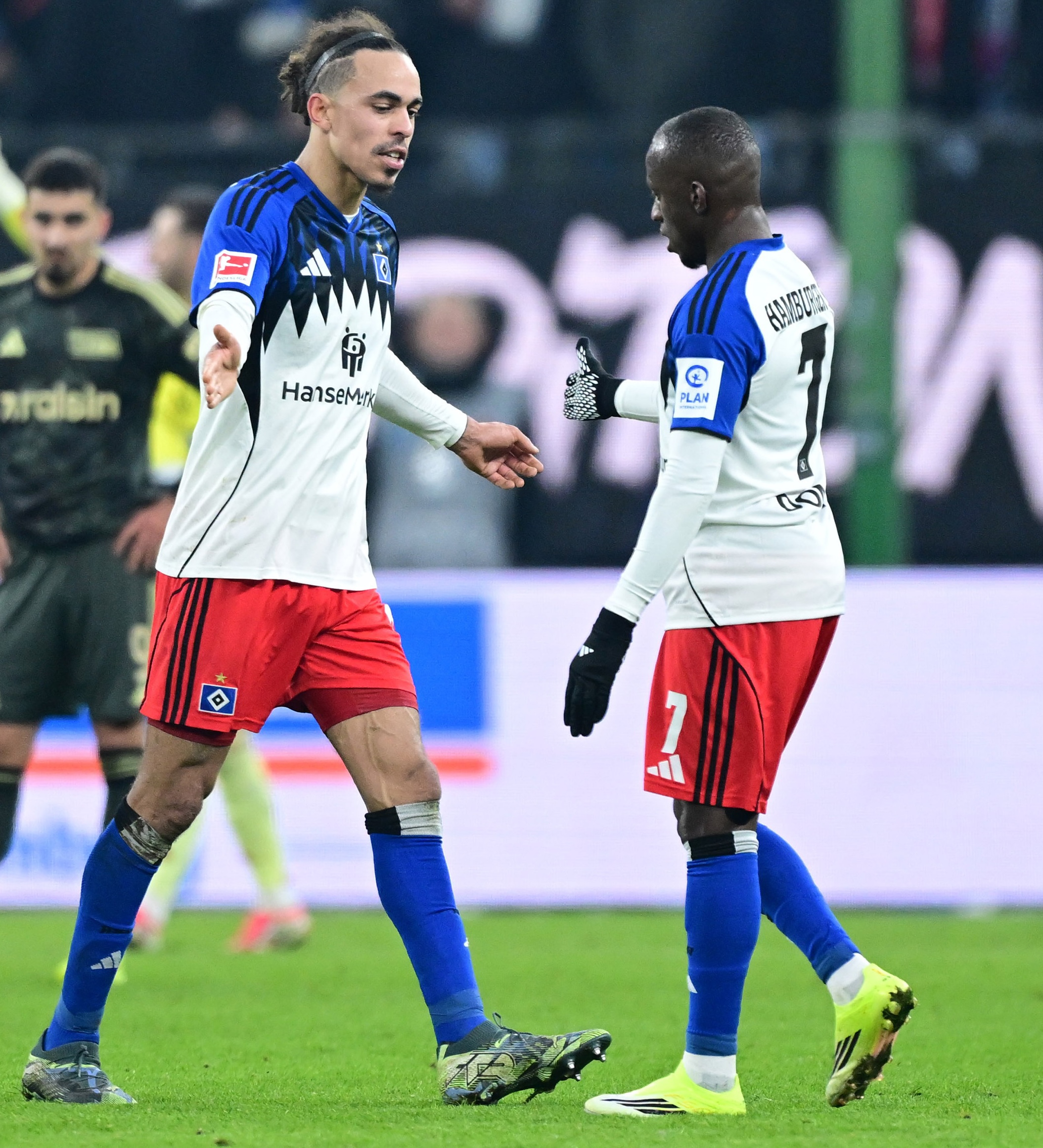 Die HSV-Profis Yussuf Poulsen und Jean-Luc Dompé klatschen sich ab