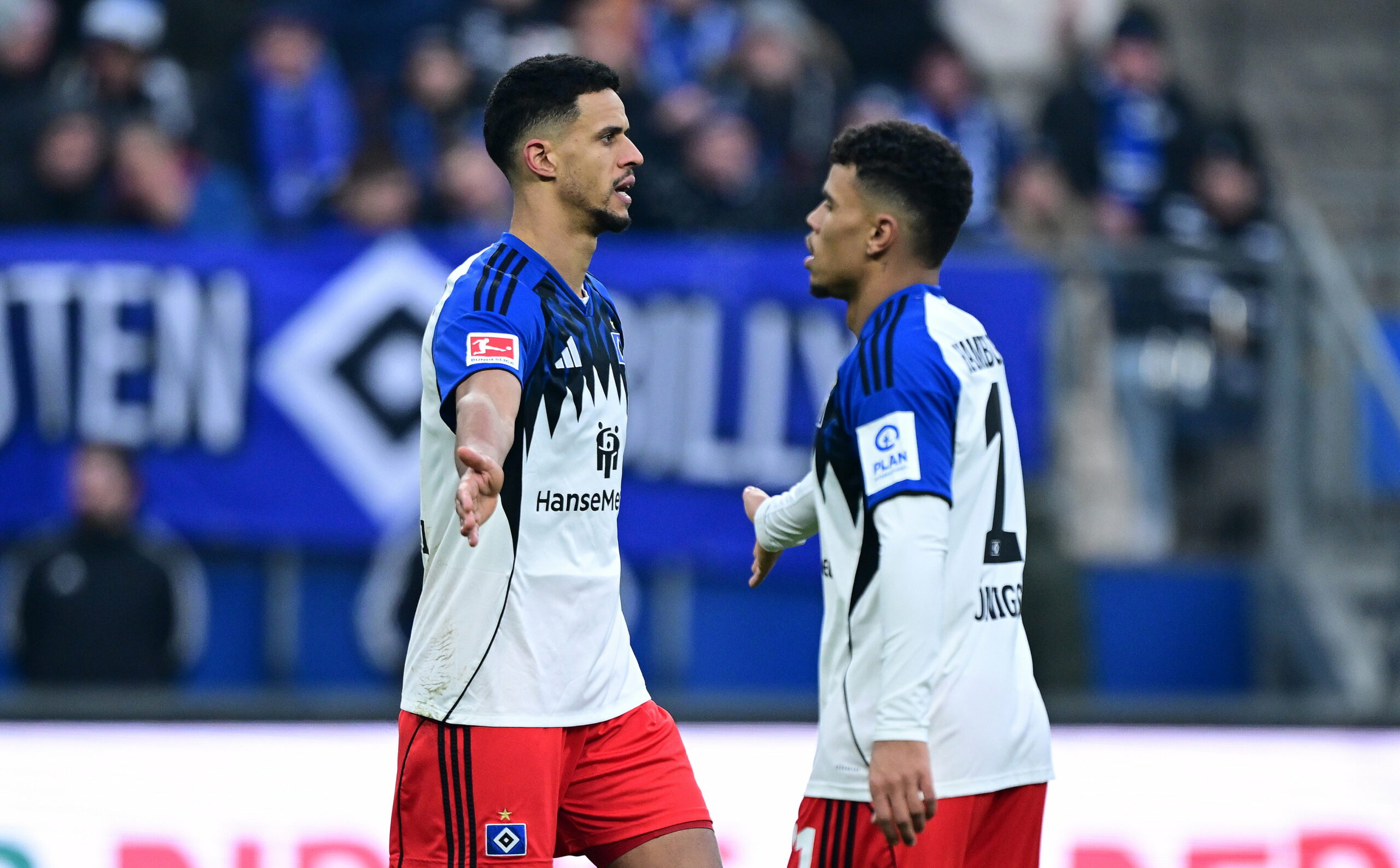 Die HSV-Stürmer Robert Glatzel und Ransford Königsdörffer klatschen ab.