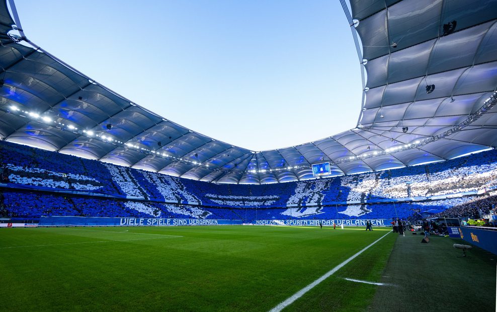 Das vollbesetzte Volksparkstadion des HSV