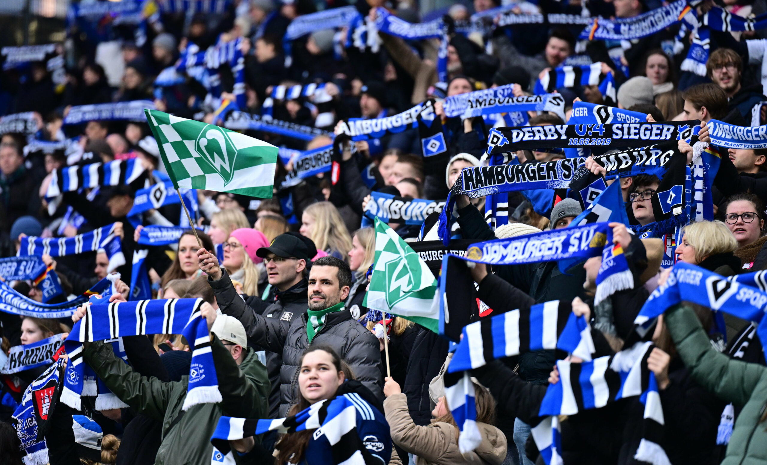 Fans von HSV und Werder Bremen auf der Tribüne