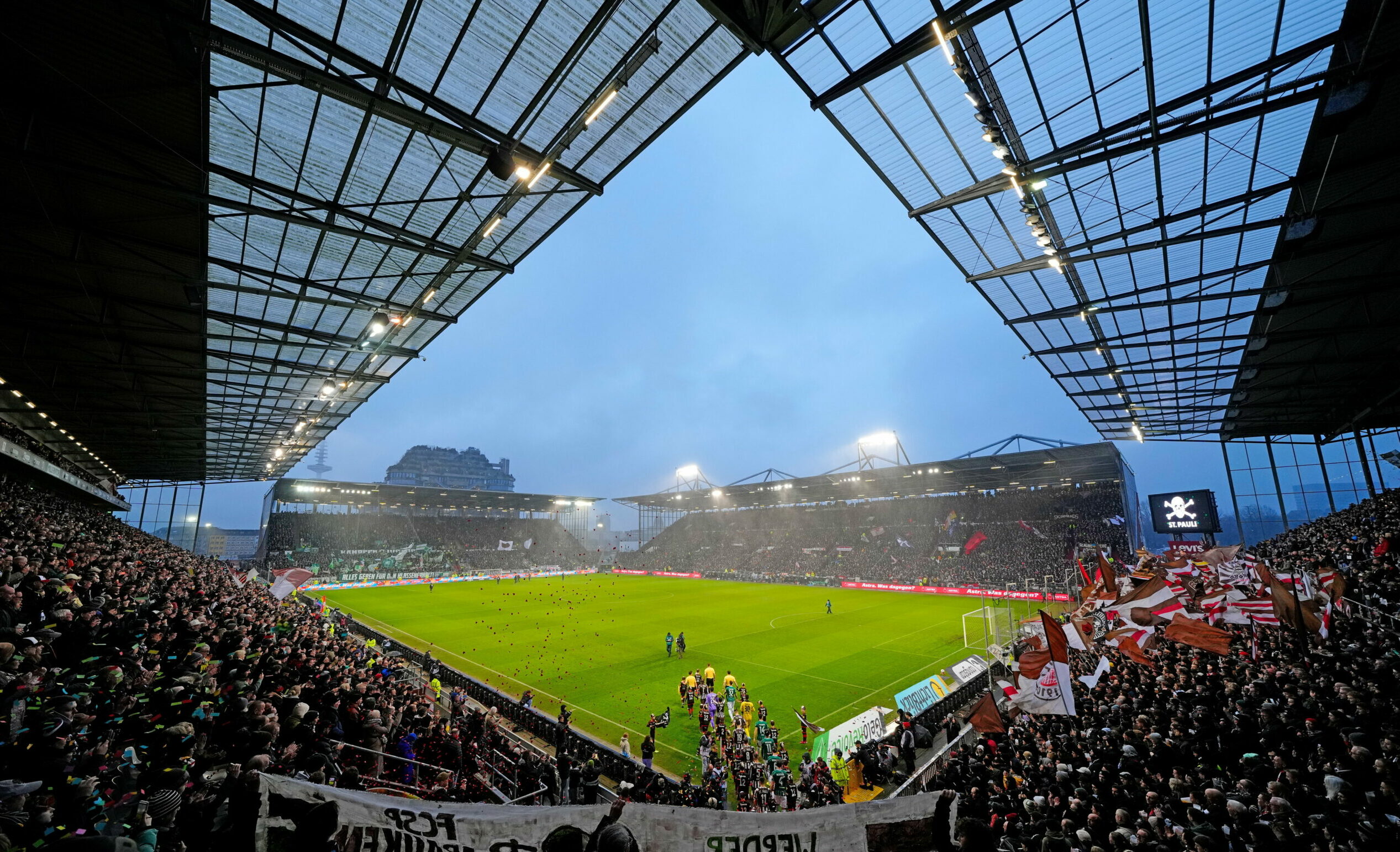 Innenansicht des ausverkauften und stimmungsvollen Millerntorstadions