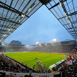 Innenansicht des ausverkauften und stimmungsvollen Millerntorstadions