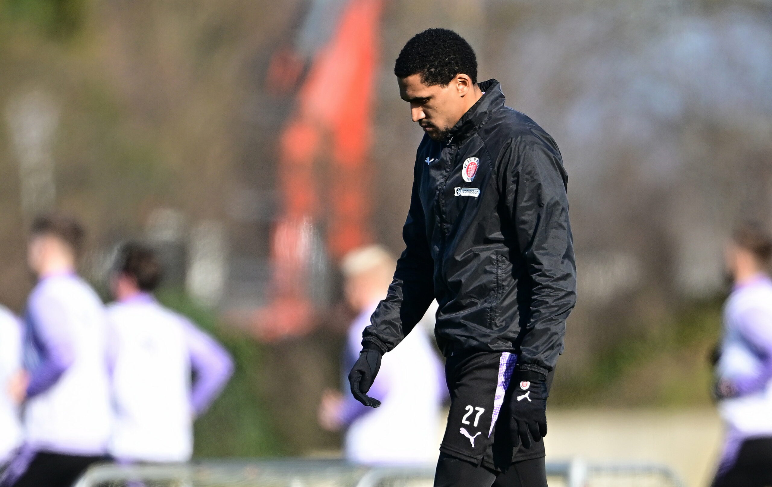 Andreas Hountondji mit gesenktem Kopf im St. Pauli-Training