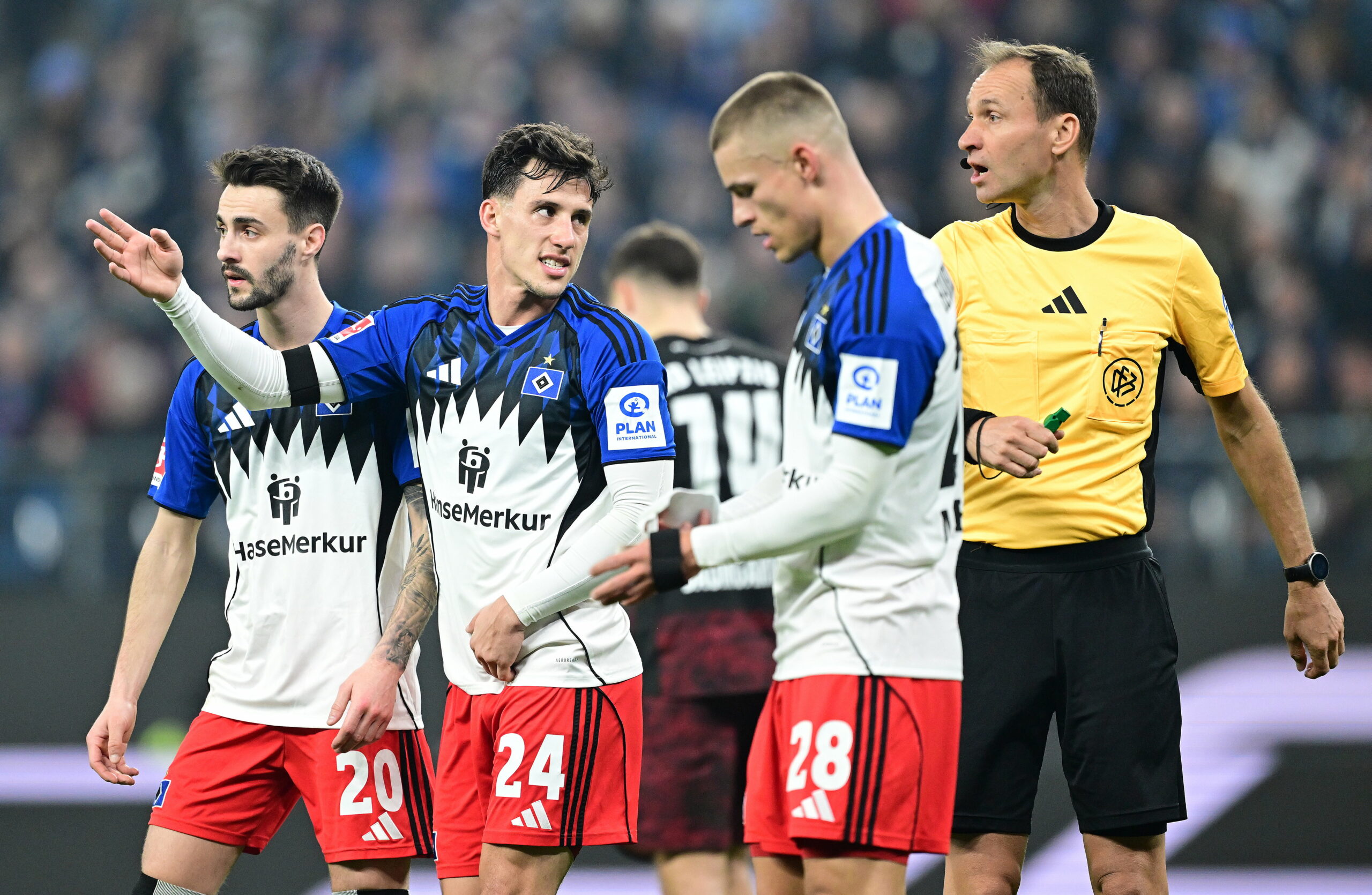 Fabio Vieira, Nicolas Capaldo, Miro Muheim vom HSV