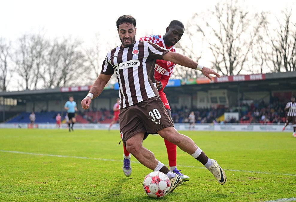 Nikky Goguadze von St. Pauli II im Zweikampf mit Manasse Fionouke von Eintracht Norderstedt in der Regionalliga Nord