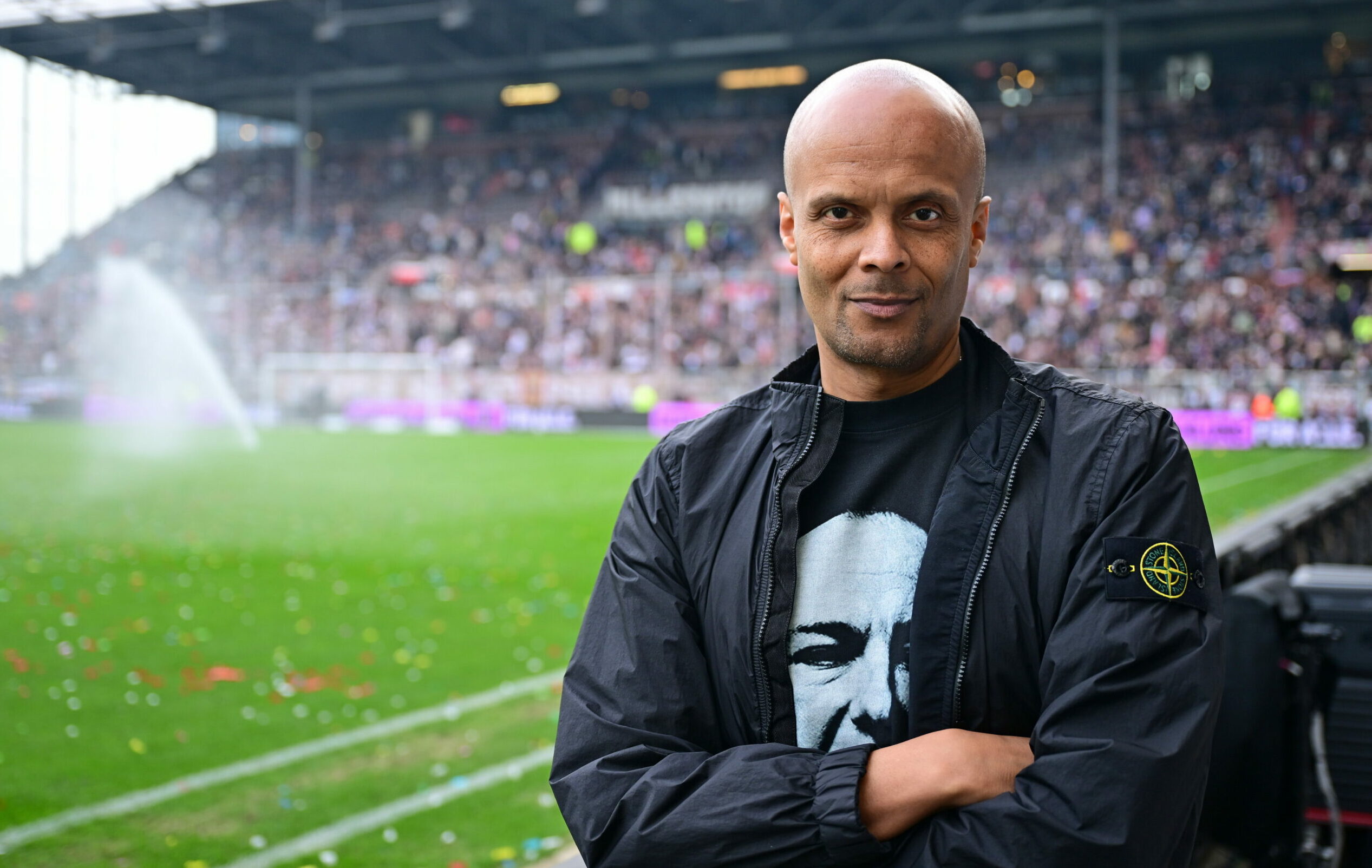 St. Paulis neuer Vermarktungschef Patrick Mushatsi-Kareba positiert im Millerntorstadion