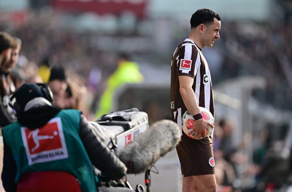 St. Pauli-Profi Manolis Saliakas wird von einer TV-Kamera von Sky oder DAZN beim Einwurf gefilmt