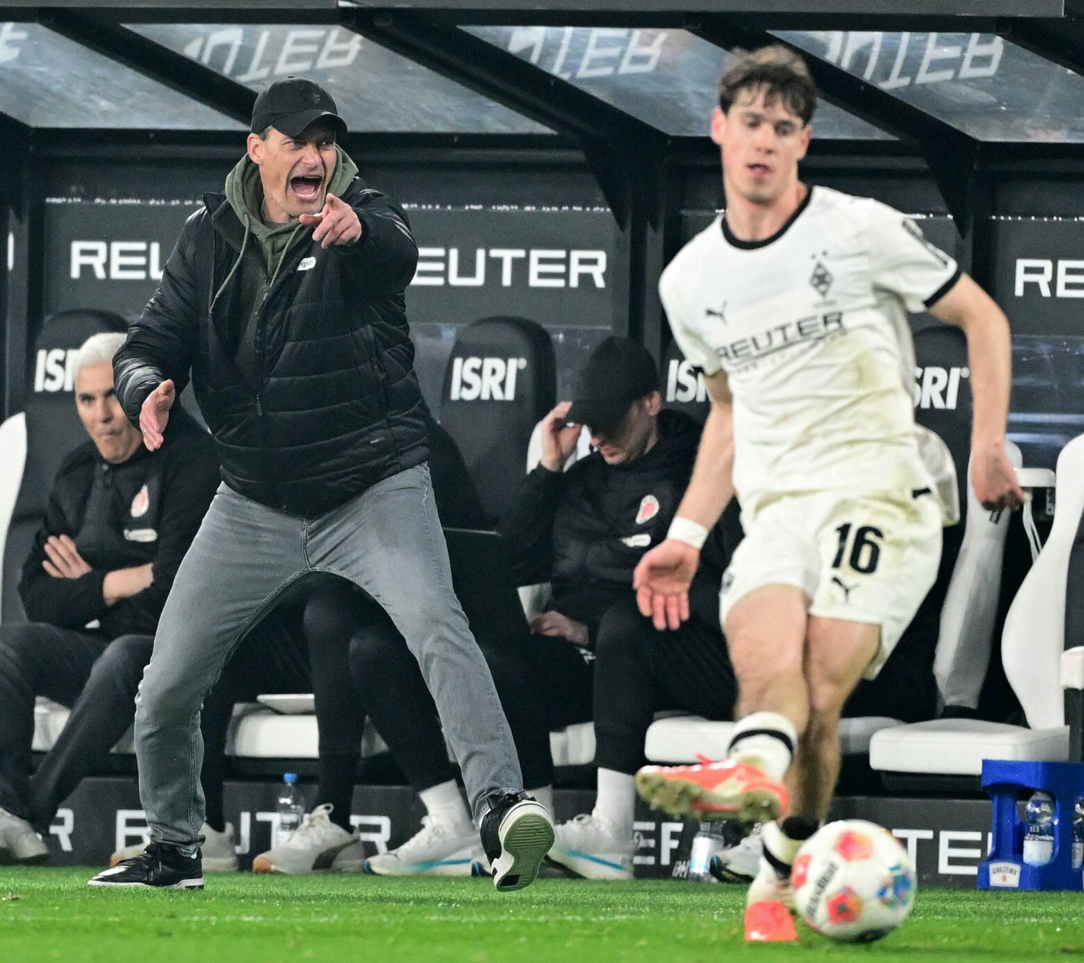 St. Pauli-Trainer Alexander Blessin gestikuliert während eines Spiels sehr emotional an der Seitenlinie