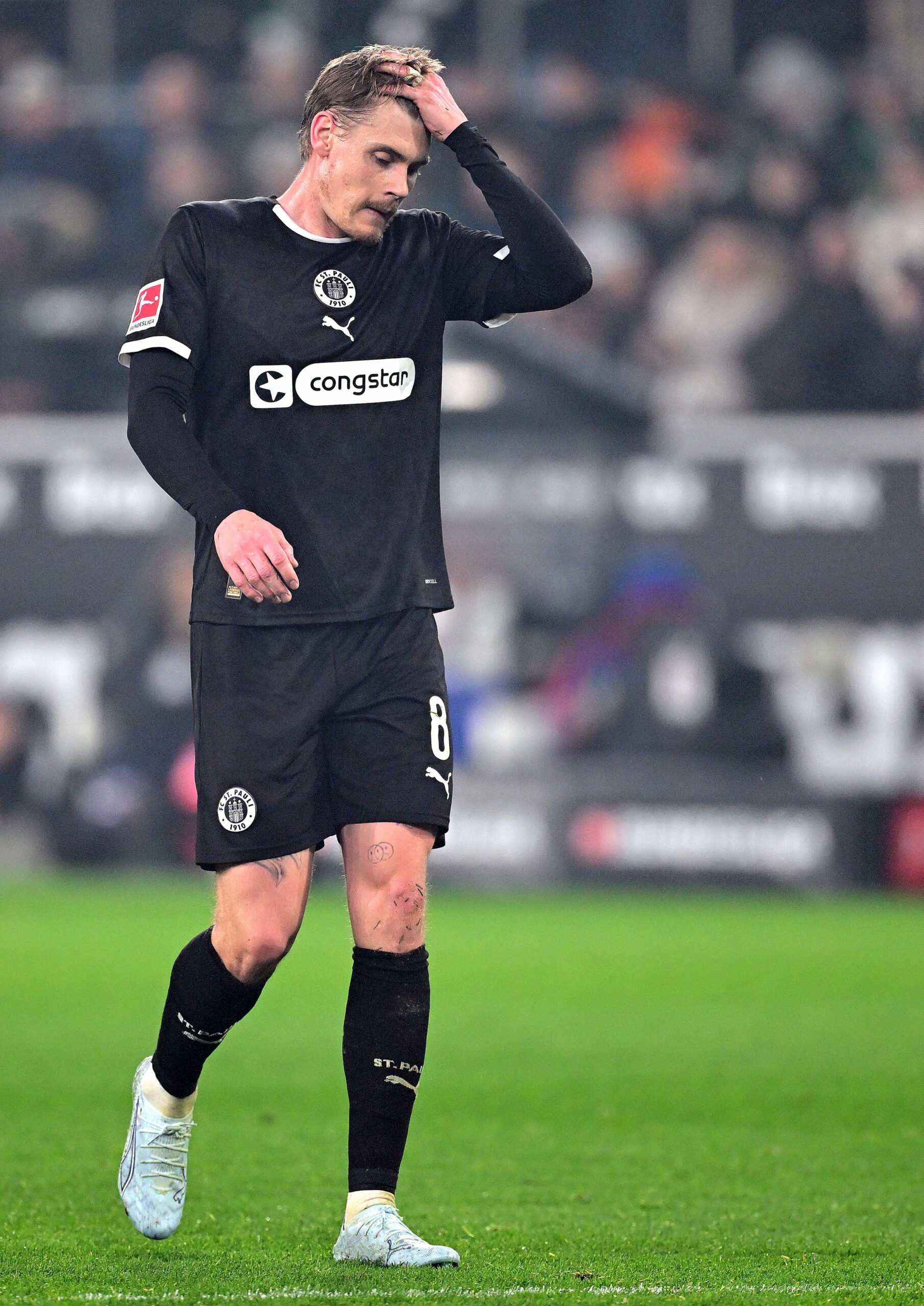 Eric Smith ist enttäuscht nach einer Niederlage des FC St. Pauli vor dem drohenden Abstieg