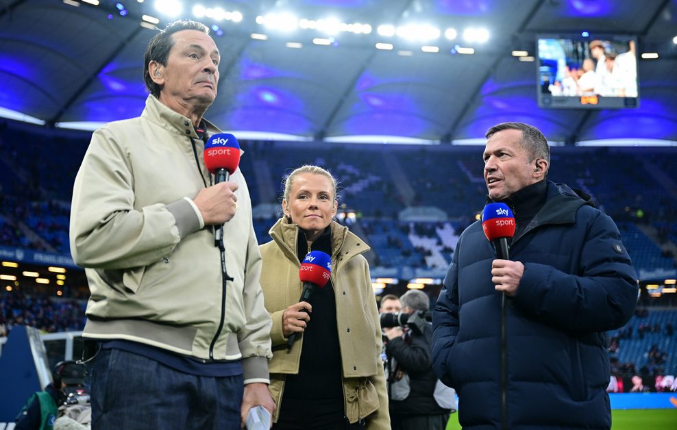 Sky-Moderator Sebastian Hellmann mit den TV-Experten Julia Simic und Lothar Matthäus im Volksparkstadion des HSV