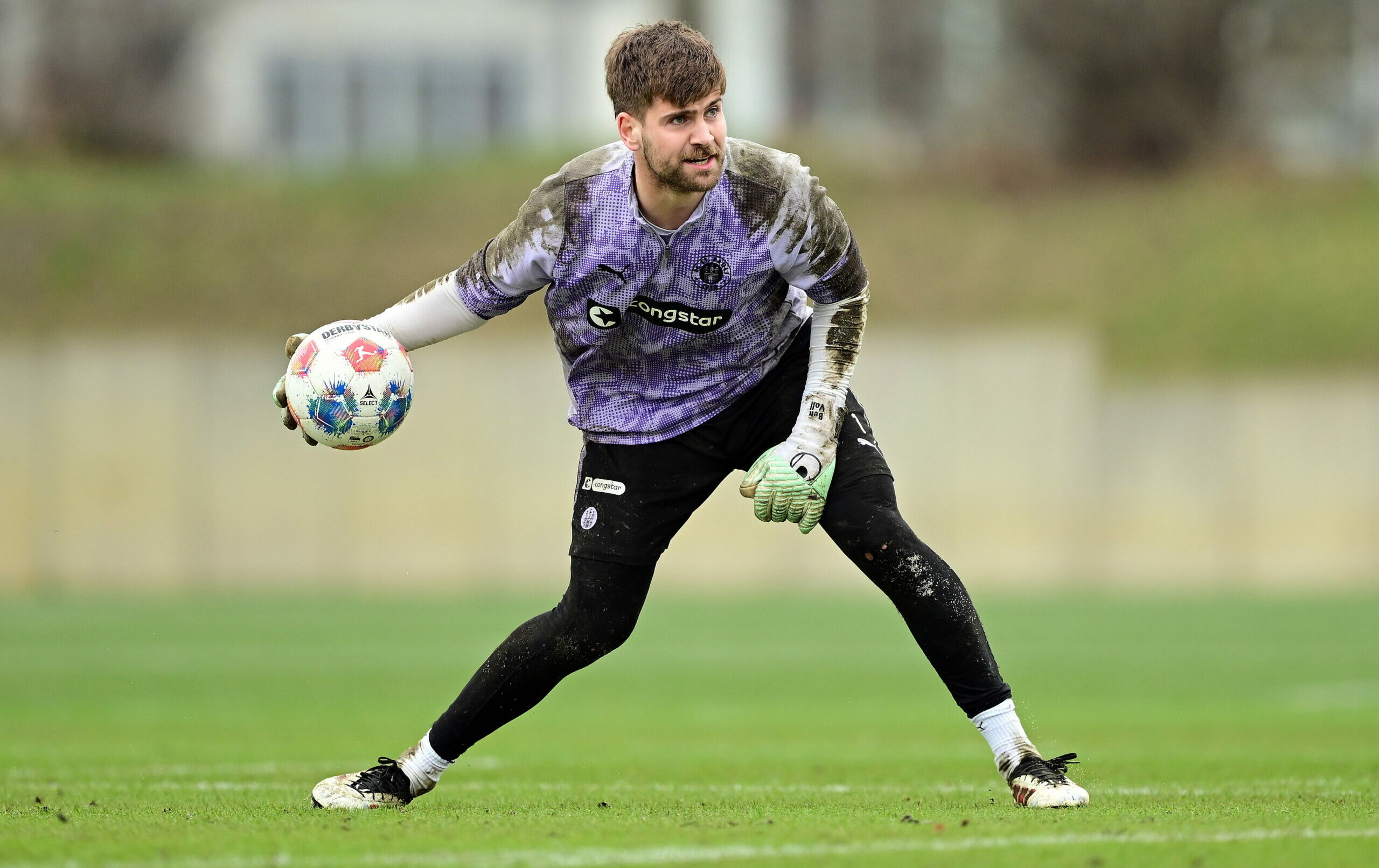 St. Pauli-Torwart Ben Voll wirft im Training einen Ball