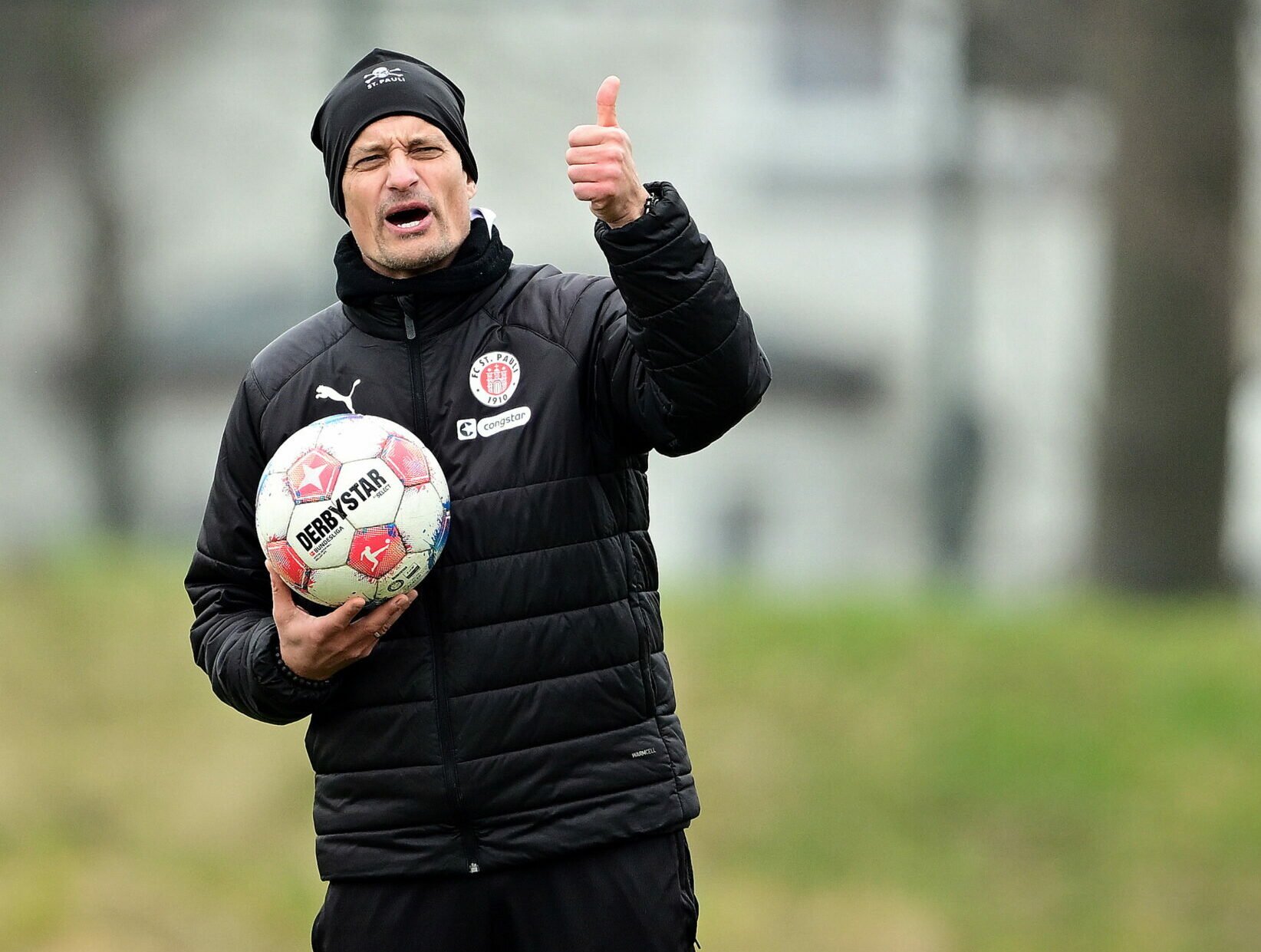 St. Pauli-Trainer Alexander Blessin zeigt die Daumen-hoch-Geste