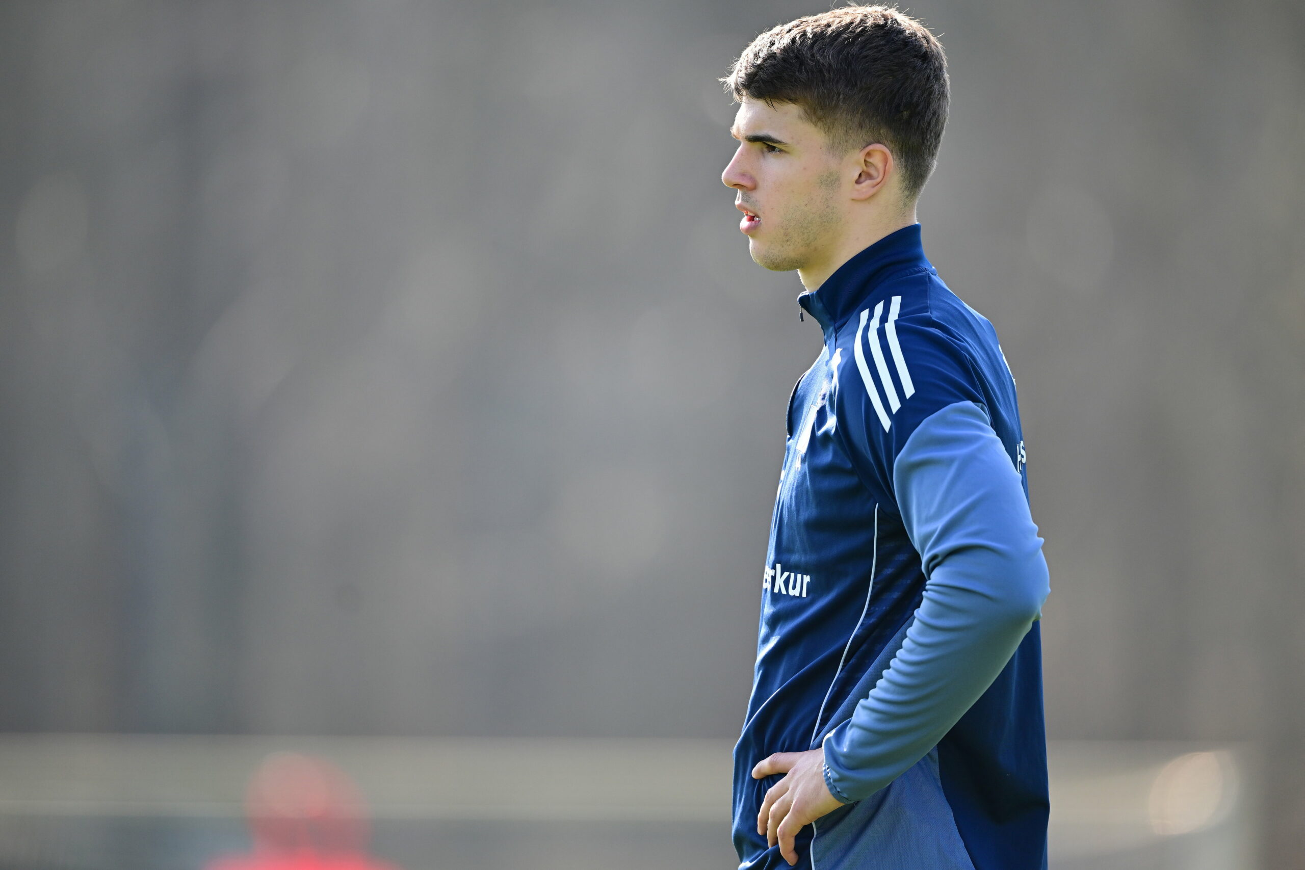 HSV-profi Luka Vuskovic steht mit den Händen in der Hüfte auf dem Trainingsplatz