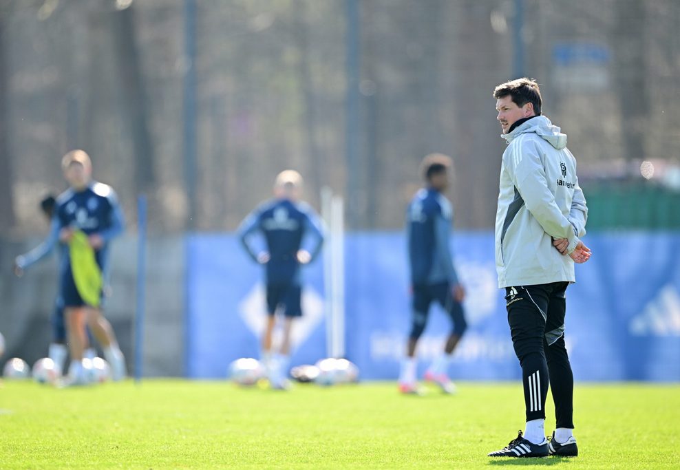 HSV-Coach Merlin Polzin steht auf dem Trainingsplatz.