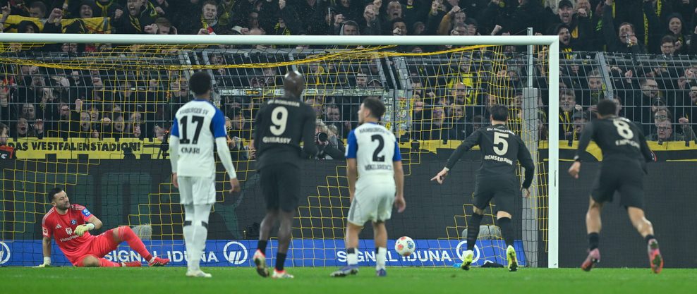 Ramy Bensebaini von Borussia Dortmund erzielt ein Elfmeter-Tor gegen den HSV